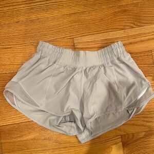 Lululemon Hotty Hot Short 2.5” Size 4 Light purple
